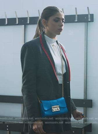 Sara's blue shoulder bag and necklace on Elite