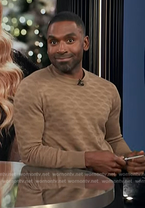 Justin's brown jacquard patterned sweater on E! News