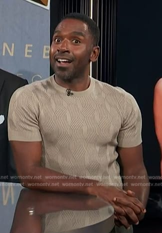 Justin's beige textured short sleeve sweater on E! News