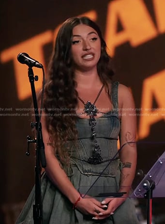 Nini Iris's grey denim top and pleated skirt on The Voice