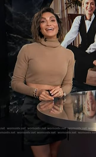Courtney Lopez's cropped turtleneck sweater on E! News