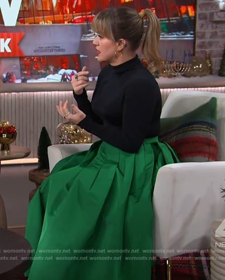 Kelly's green flare skirt on The Kelly Clarkson Show