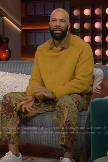 Common's mustard knit sweater on The Kelly Clarkson Show