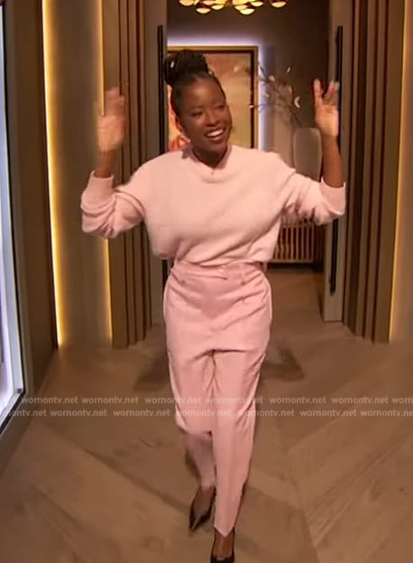 Amanda Goodman's pink cashmere sweater and pants on The Drew Barrymore Show