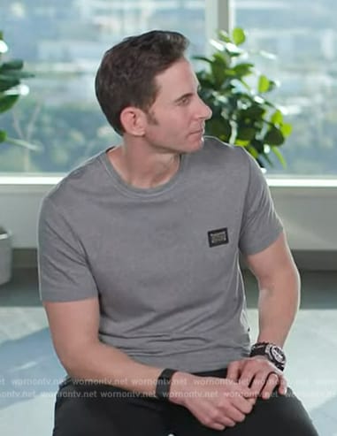 Tarek El Moussa's gray logo tee on E! News