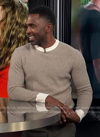 Justin's beige contrast stripe sweater on E! News