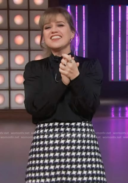 Kelly's houndstooth print mini skirt on The Kelly Clarkson Show