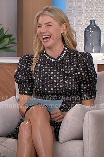 Amanda's star print puff-sleeve dress on The Talk