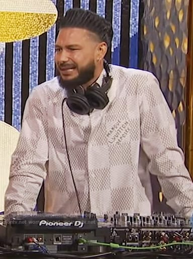 DJ Pauly D's gray check shirt on Live with Kelly and Mark