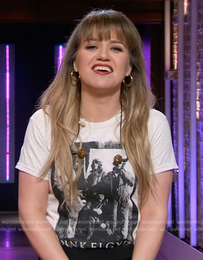 Kelly Clarkson's pink floyd graphic tee on The Kelly Clarkson Show