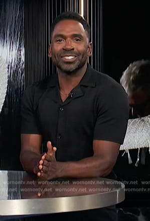 Justin's black button down shirt on E! News