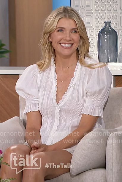 Amanda's white cotton v-neck pintuck top on The Talk