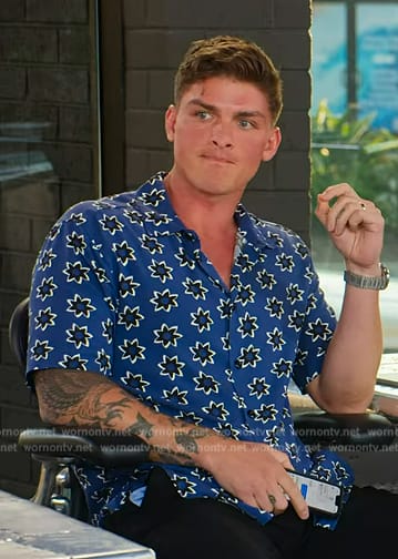 Austin's blue star print shirt on Selling the OC