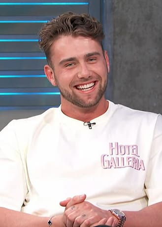 Harry Jowsey's white tee on Access Hollywood
