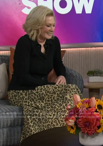 Jean Smart's leopard print maxi skirt on The Kelly Clarkson Show
