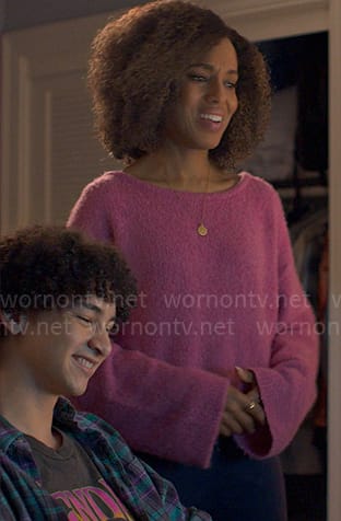 Paige's pink cropped sweater on UnPrisoned