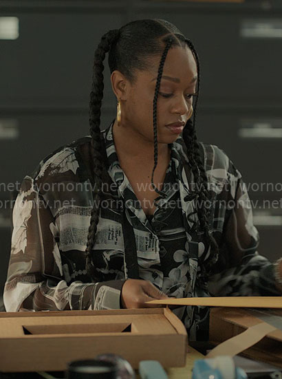 Izzy's black and white graphic print button down shirt on The Lincoln Lawyer