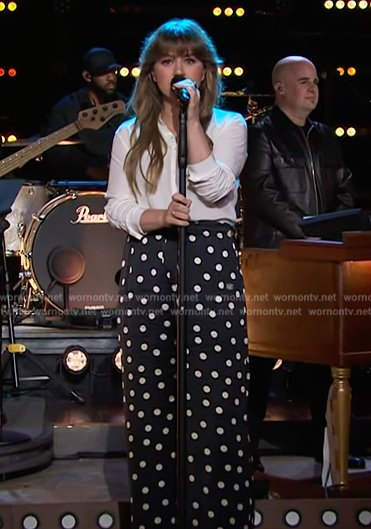 Kelly's black polka dot print pants on The Kelly Clarkson Show