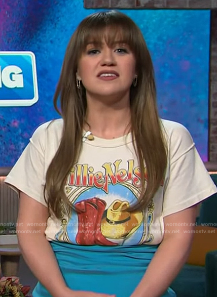 Kelly's Willie Nelson graphic tee on The Kelly Clarkson Show