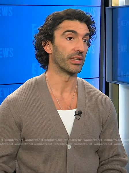 Justin Baldoni's gray cardigan on E! News