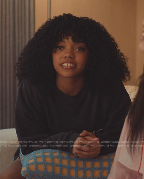 Juliana's black sweatshirt on XO Kitty