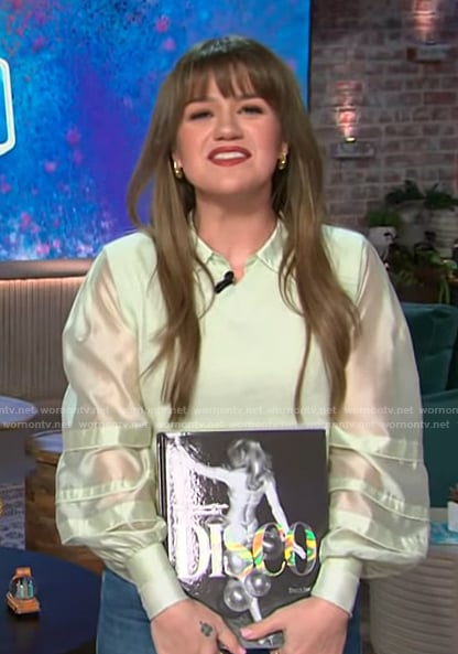 Kelly's light green layered top on The Kelly Clarkson Show