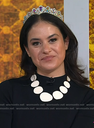 Donna's white statement neckalce on Today