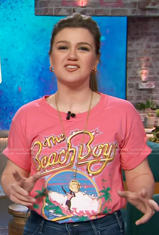 Kit's pink Beach Boy's graphic tee on The Kelly Clarkson Show
