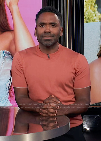Justin's orange tee on E! News