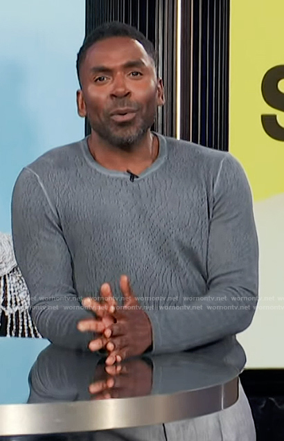 Justin's gray mesh sweater on E! News