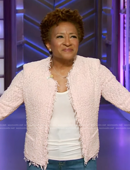 Wanda Sykes's pink tweed jacket on The Kelly Clarkson Show