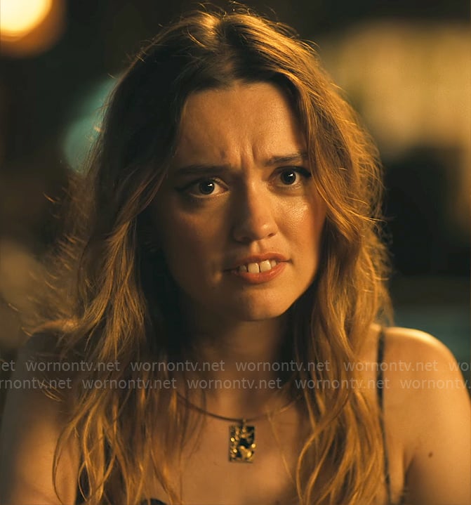 Chelsea's black and gold pendant necklace on The White Lotus