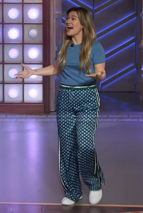 Kelly's printed pants on The Kelly Clarkson Show