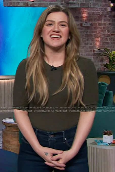 Kelly's green knit tee on The Kelly Clarkson Show