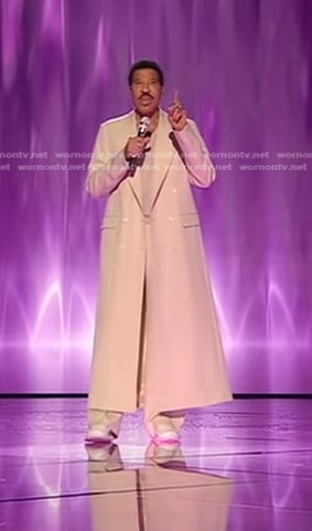 Lionel Richie's ivory long coat on American Idol