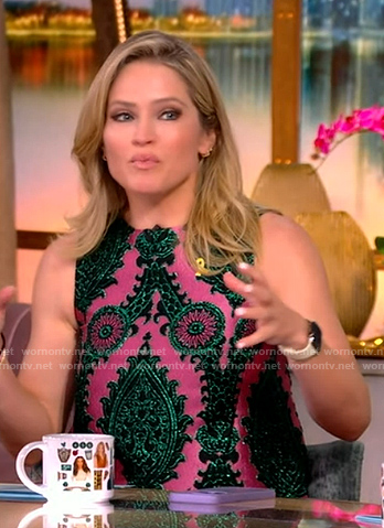 Sara's pink jacquard paisley top on The View