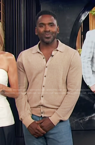 Justin's beige waffle knit cardigan on E! News