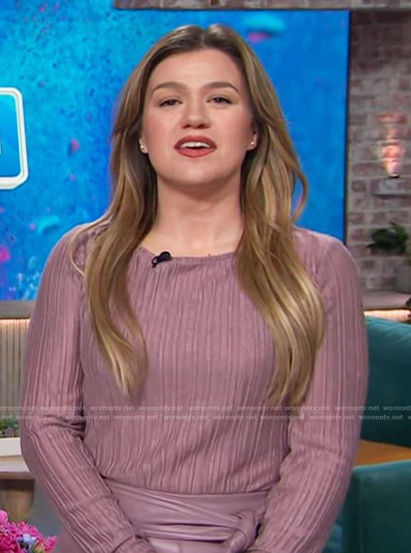 Kelly's pink ribbed top on The Kelly Clarkson Show