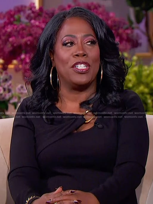 Sheryl Underwood's black gold ring detail top on The Jennifer Hudson Show