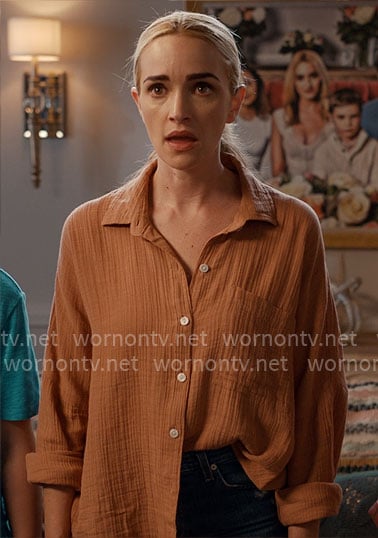 Georgia's orange cotton gauze shirt on Ginny & Georgia