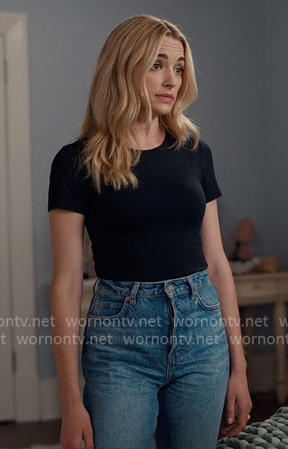 Georgia's black t-shirt and jeans on Ginny & Georgia