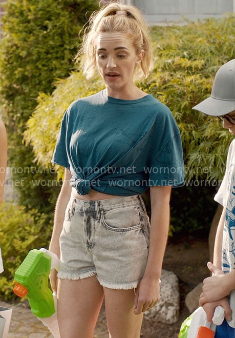 Georgia's teal t-shirt and denim shorts on Ginny & Georgia