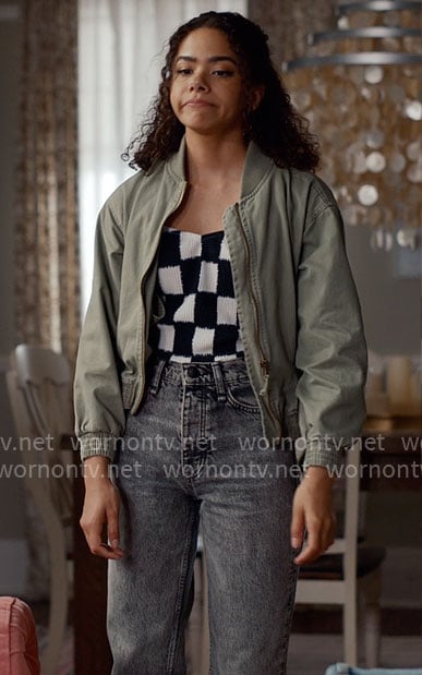Ginny's green bomber jacket and acid wash jeans on Ginny & Georgia