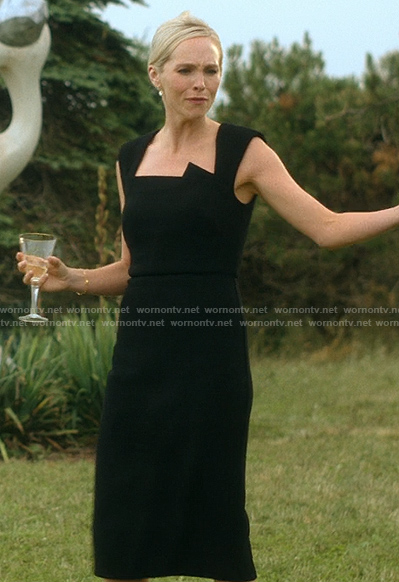Bess's black square neck dress on We Were Liars