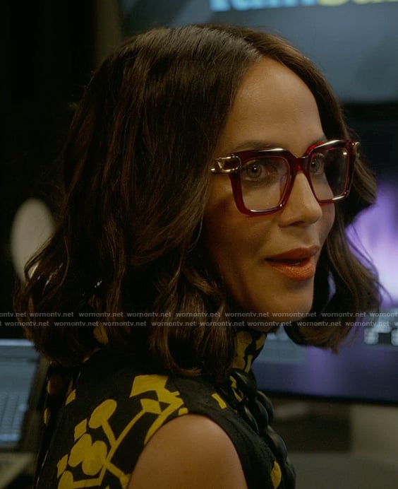 Lisa's red glasses on And Just Like That