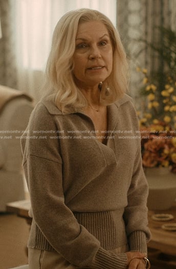 Tipper's beige polo sweater on We Were Liars