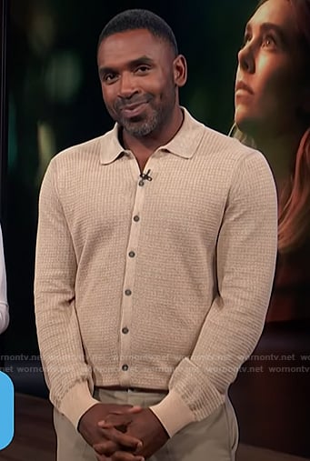 Justin's beige waffle knit cardigan on E! News