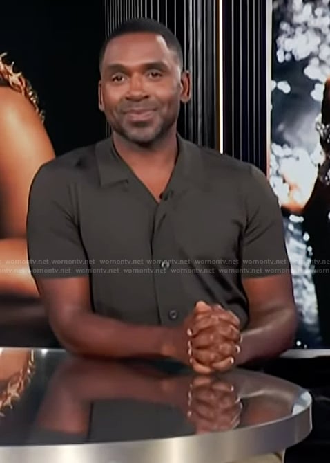 Justin's black shirt on E! News