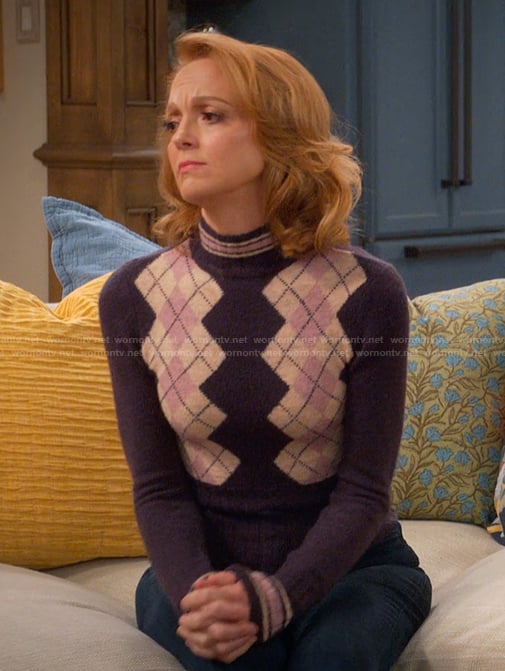 Mary's purple argyle print sweater on Leanne