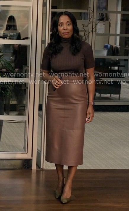 Mia's brown ribbed turtleneck and leather skirt on The Morning Show